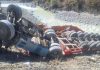 Aksident në aksin Gramsh-Maliq, po transportonte eskavatorin, karrotreci del nga rruga dhe përfundon në kanal