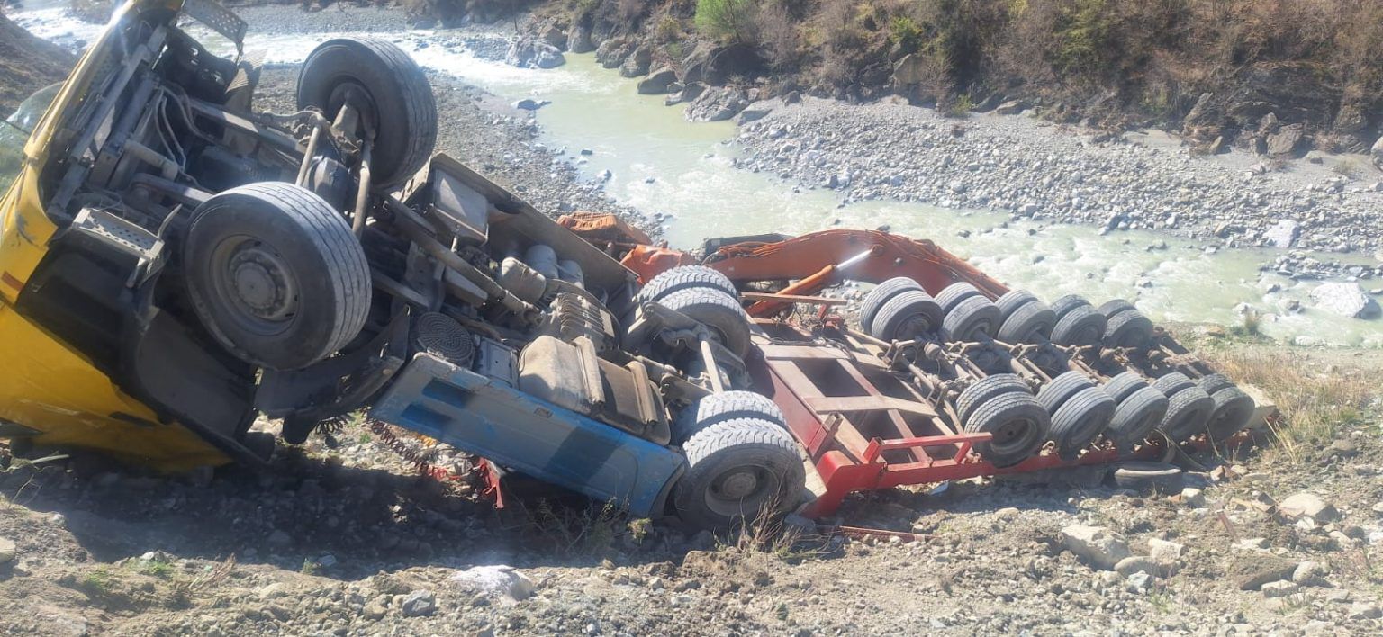 Aksident në aksin Gramsh Maliq  po transportonte eskavatorin  karrotreci del nga rruga dhe përfundon në kanal