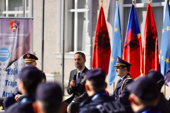 Rritja progresive e pagave për Policinë e Shtetit  Lamallari takim me studentë dhe kursantë të Akademisë së Sigurisë  Gjenerata juaj hyn në një sistem   