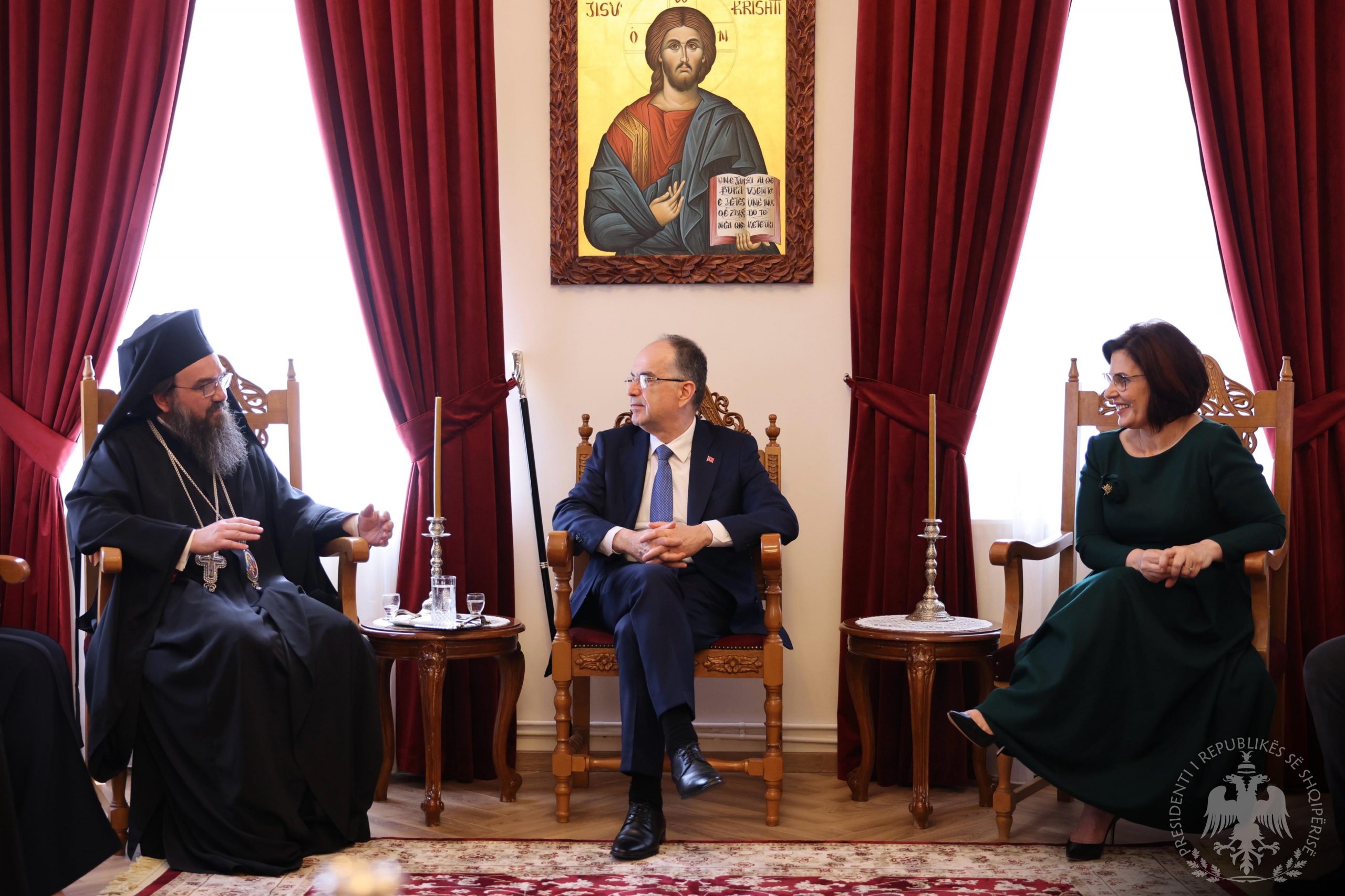  Mrekullia e dritës ndezi zemrat e besimtarëve   presidenti Begaj uron Pashkën ortodokse