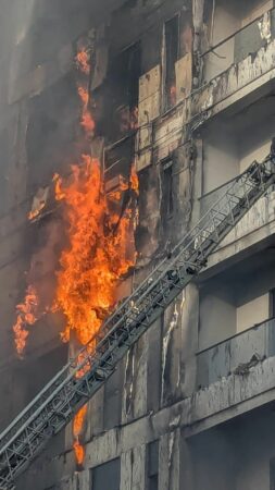 U shkrumbuan dhjetëra apartamente  zjarri në pallatin pranë QSUT së mund të jetë ndezur nga disa të mitur  Çfarë zbuluan kamerat e sigurisë