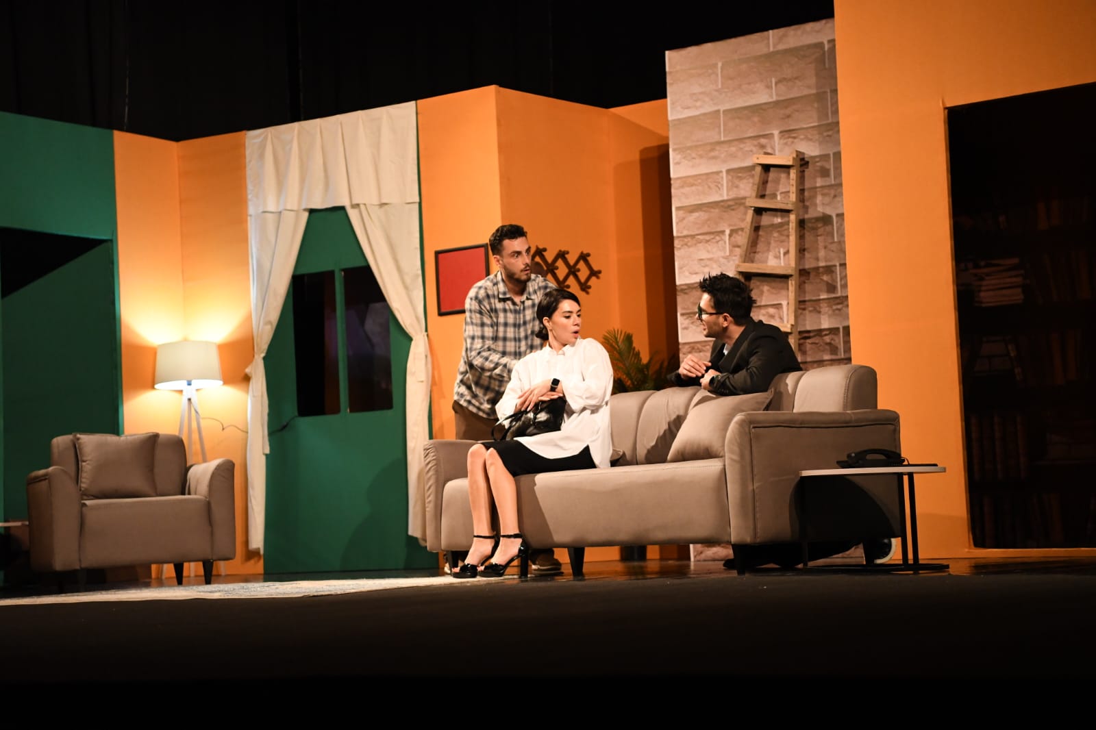 Sot dhe nesër komedia virtuoze   Sonte do darkojmë në shtrat  e Teatrit Shëtitës në Teatrin Skampa të Elbasanit