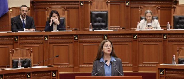 Seanca plenare  Krijimi i Agjencisë së Shërbimeve Arsimore  Kumbaro  Mbështetet nga ekspertiza e Universitetit të Kembrixhit  Ministria e Arsimit kryen mbikëqyrjen