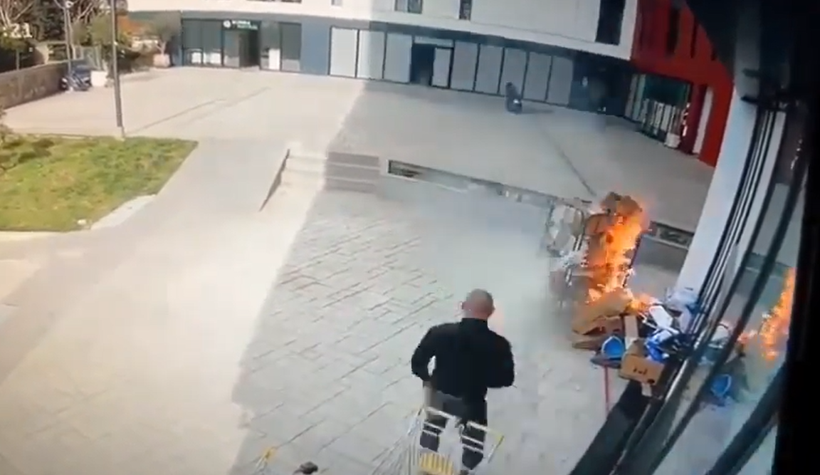 Momentet e para  Flakët shkrumbuan pallatin  si nisi zjarri te farmacia 10  VIDEO 