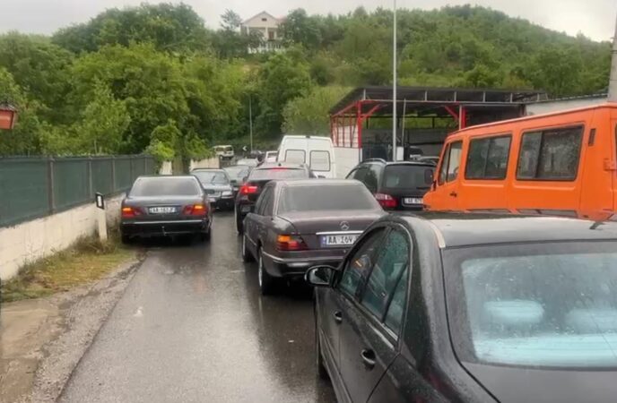 Aksident në aksin Burrel Klos  bllokohet trafiku  mbi 5 kilometra radhë automjetesh