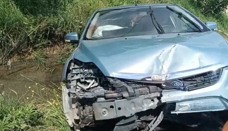 E frikshme në Lushnjë Berat   Fordi  përplas shtyllën e tensionit të lartë dhe përfundon në kanal vaditës  dy të plagosur