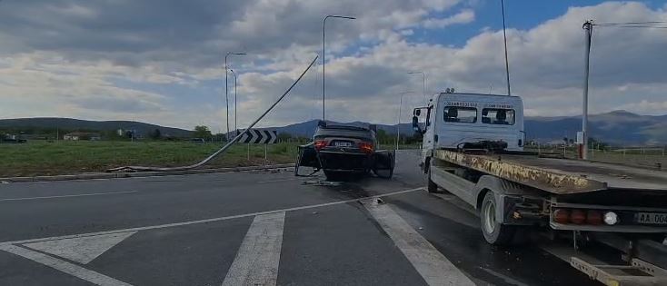 Aksident në Kukës  makina përmbyset në rrugë  Shpëton mrekullisht shoferi