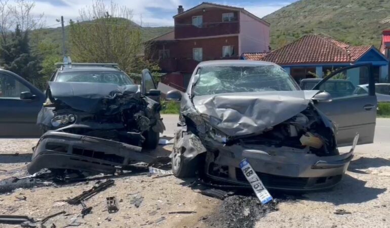 Aksident në Maliq  Makinat përplasen kokë më kokë  dy të lënduar  Pamje nga vendngjarja