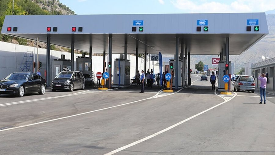 Bllokohet përkohësisht qarkullimi i kamionëve drejt Malit të Zi për shkak të protestës