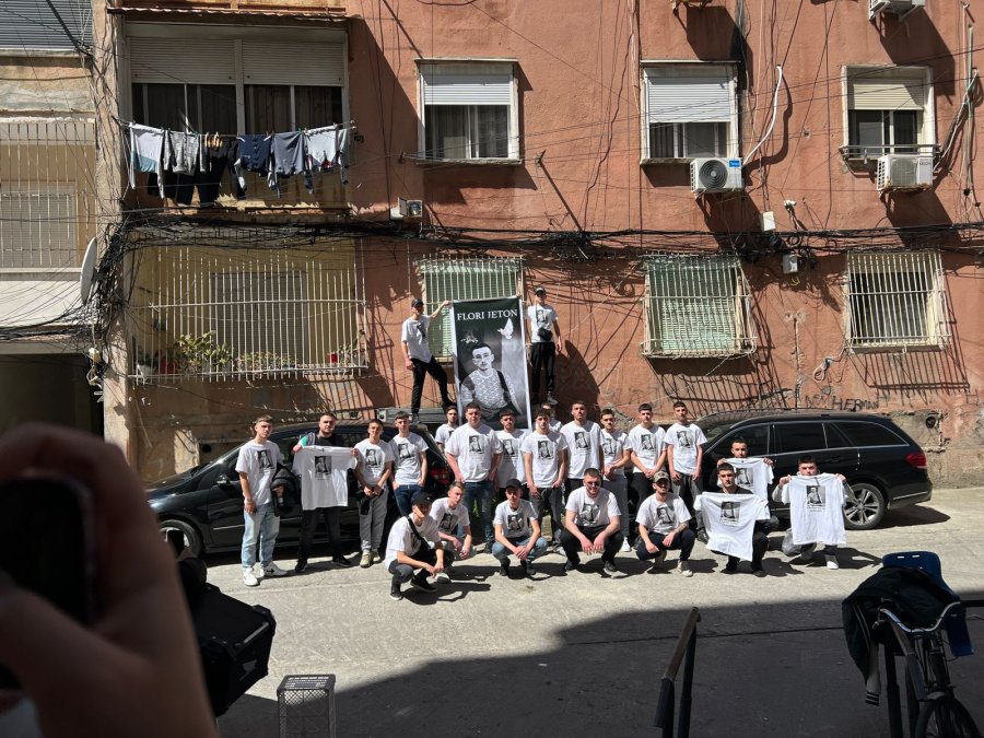  Jeton përgjithmonë me ne   Shokët e klasës nderojnë kujtimin e 17 vjeçarit  humbi jetën në shkollë nga arresti kardiak