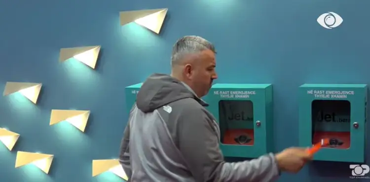 Rogerti thyen kutinë e emergjencës  nuk përmbahet ndaj tre finalistëve  Njeriu më fals 