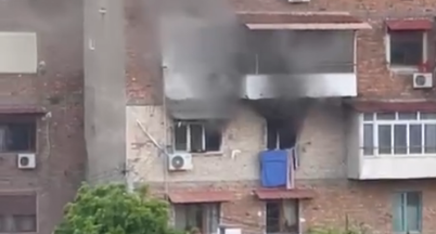 Zjarr në një apartament në Elbasan  tymi mbulon pallatin