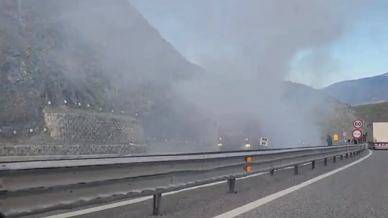 Makina merr flakë mes autostradës Kukës Tiranë  bllokohet një korsi lëvizëse