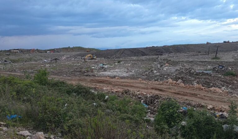 Zjarri në landfillin e Bushatit  pas katër ditësh në luftë me flakët  neutralizohet vatra