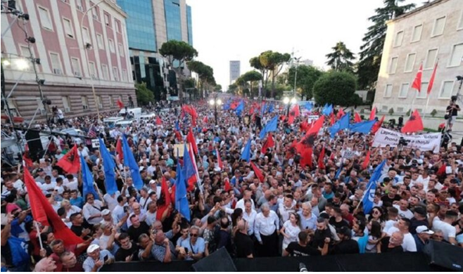 Opozita në protestë  Sot mijëra qytetarë nga Tirana dhe rrethet i bashkohet thirrjes së opozitës në orën 19 00  në bulevardin  Dëshmorët e Kombit     