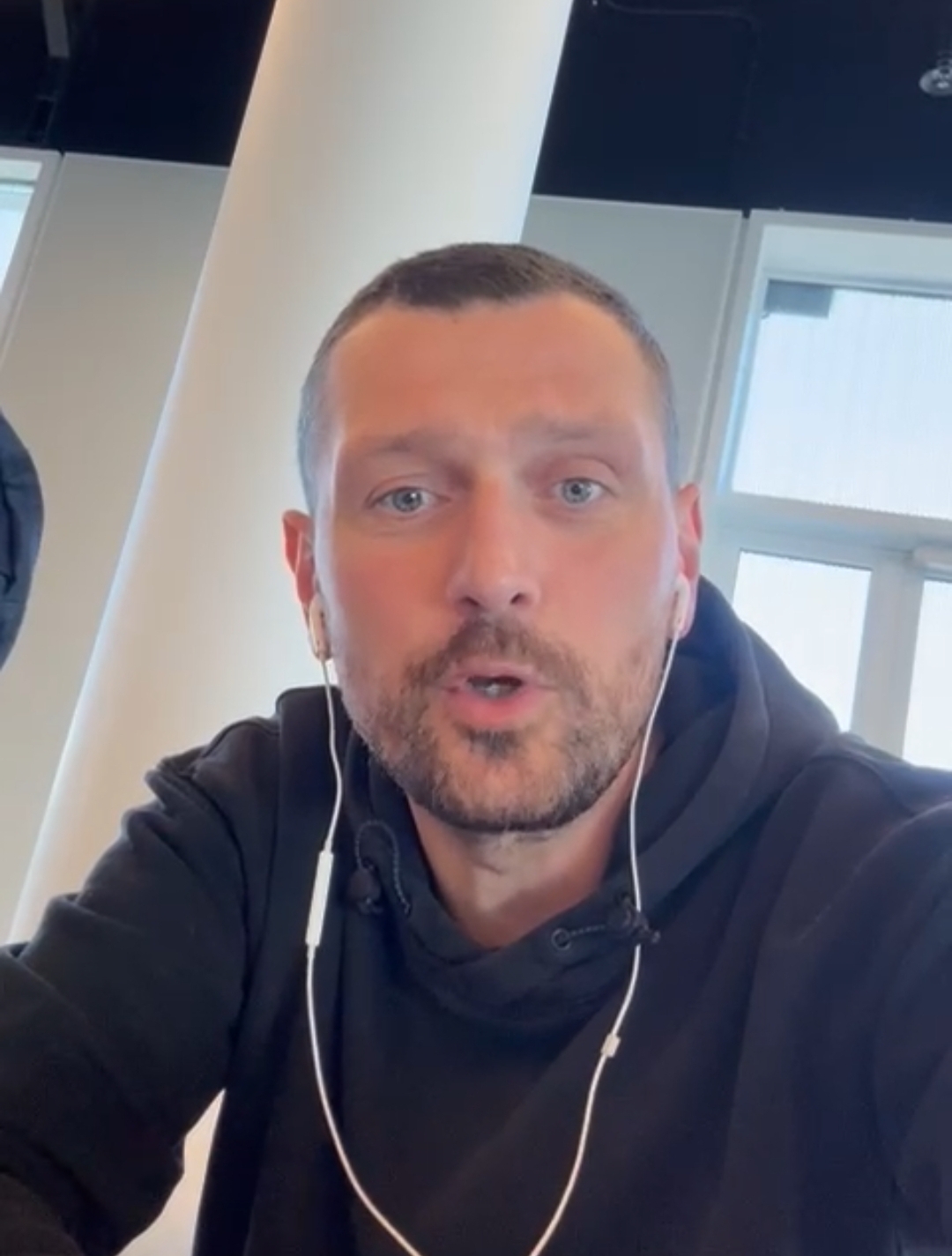  Kurrë rrënjët e mia nuk i harroj  I lindur në Mitrovicë  i rritur në Suedi  mburrna që jam shqiptar 