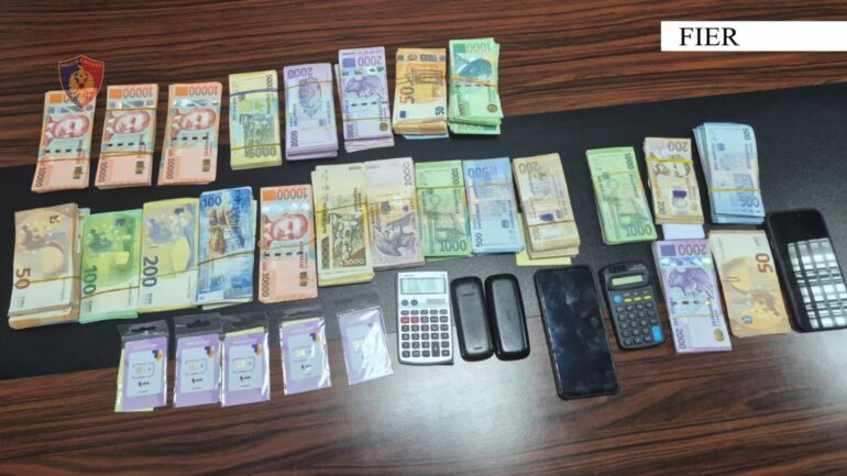 EMRAT  Ushtronin aktivitetin e këmbimit valutor në mënyrë të paligjshme  tre në pranga