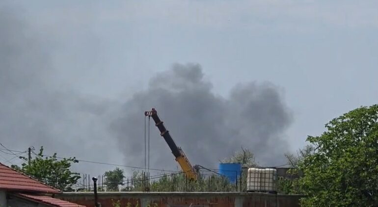 Alarm në Elbasan  Tymi i dendur dhe era e rëndë mbulojnë zonën e ish Kombinatit Metalurgjik  banorët denoncojnë ndotjen