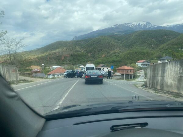 Aksident i trefishtë në Maqellarë Peshkopi  lëndohen tre shoferët