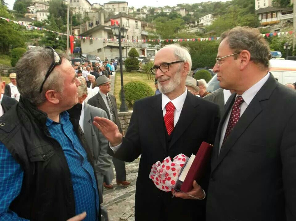 Engjëll Musai  Prof  Rexhep Qosja  të qoftë i lehtë dheu i Atdheut të Shqiponjave 