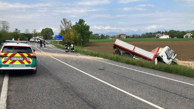Aksident i frikshëm në Itali  kamioni përplaset me furgonin  Vdes italiani  shqiptari në luftë për jetën