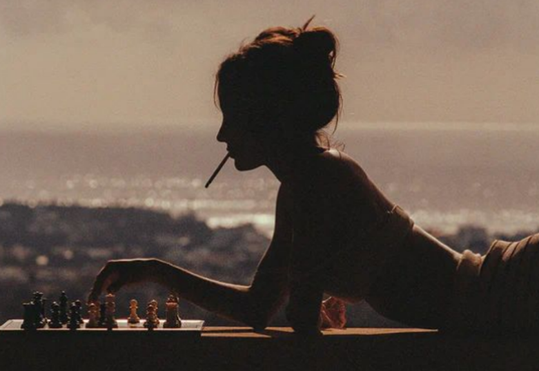 11 zakone të rralla që e bëjnë një grua të duket superiore dhe misterioze