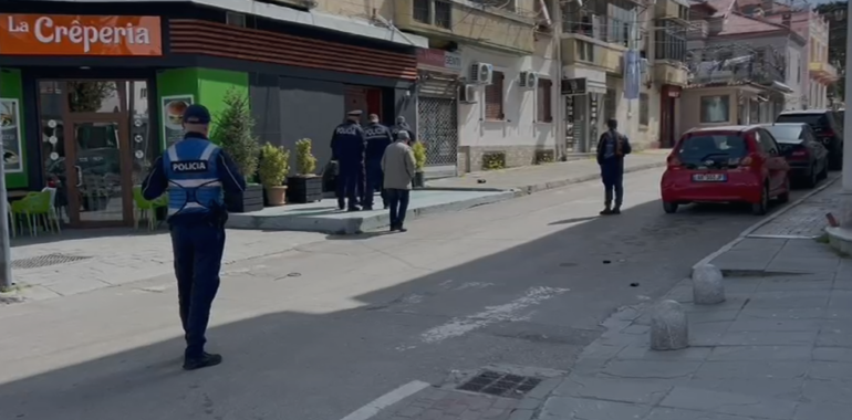 Detajet  Konflikti mes dy grupe të rinjsh në Korçë  16 vjeçari u plagos me thikë  Si paraqitet gjendja e tij