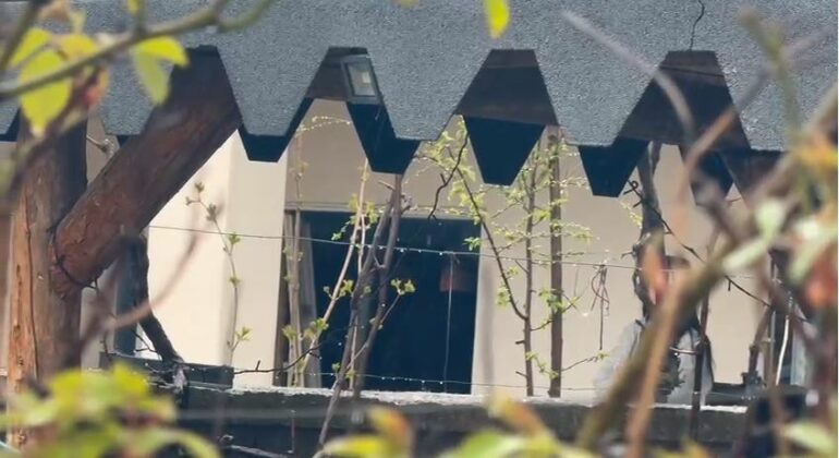 U gjet i pajetë në banesë dhe me shenja dhune në trup  policia e Korçës jep detajet për vdekjen e 78 vjeçarit  Jetonte i vetëm 