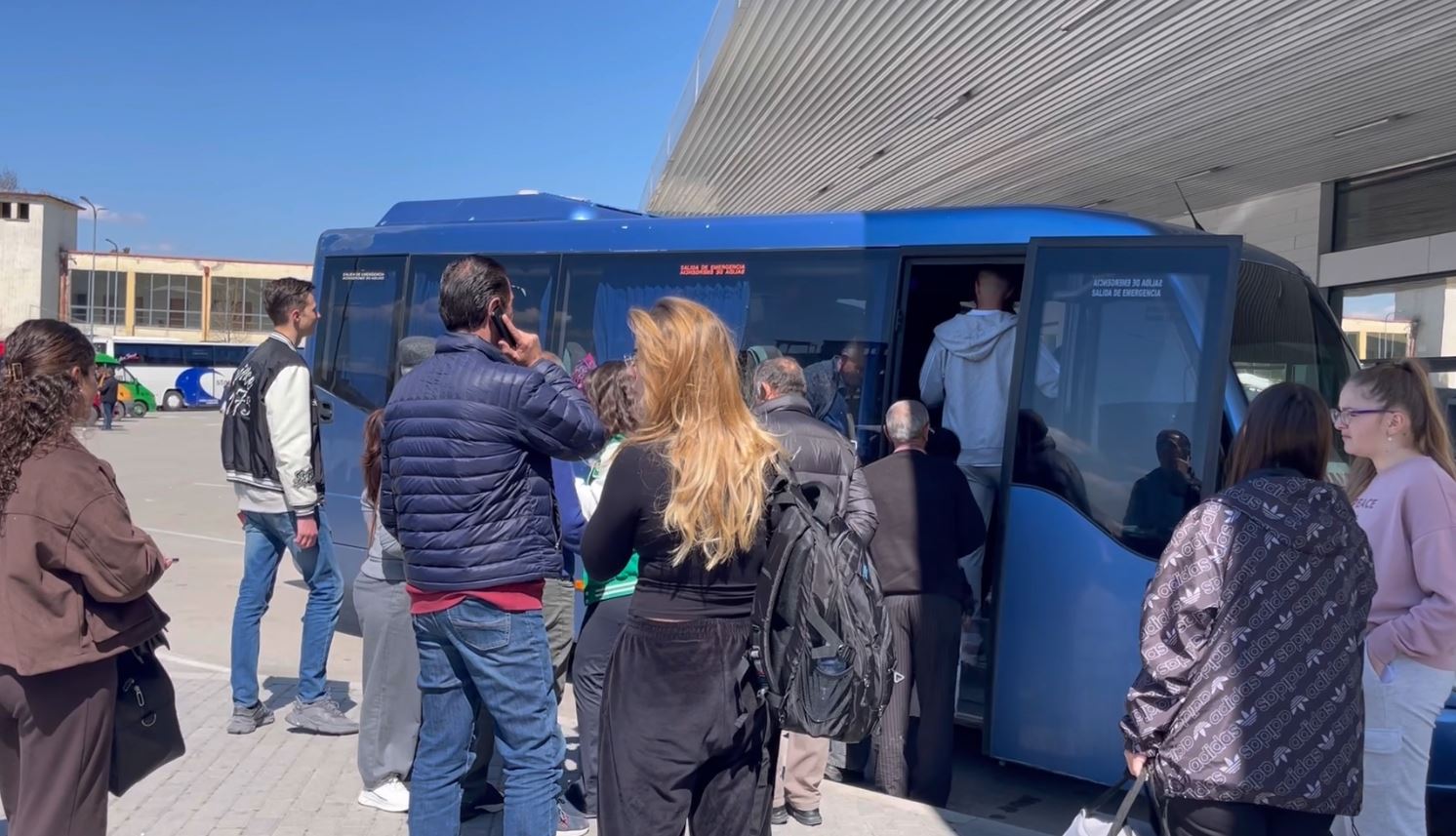 Luhatjet e çmimit të naftës  rritet bileta për transportin publik Korçë Tiranë  qytetarët  Situata po bëhet gjithnjë e më e vështirë për t u përballuar
