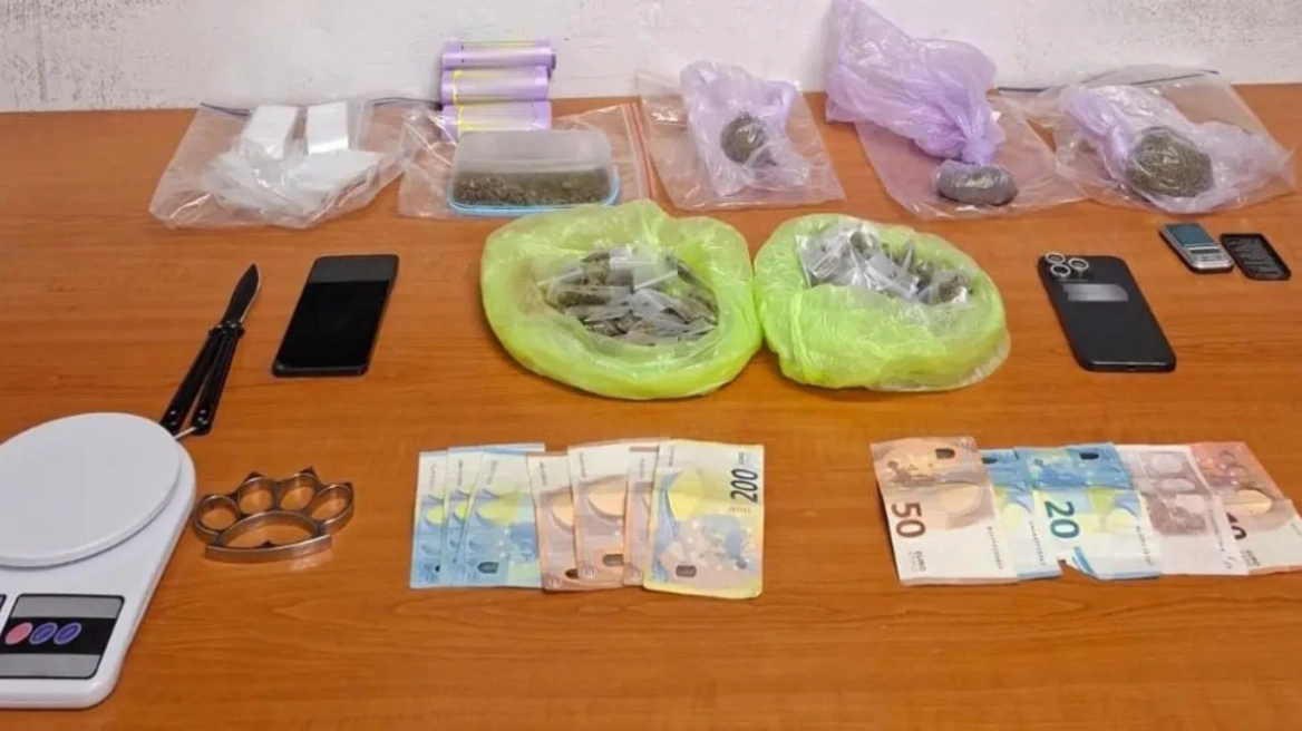 Bosi shqiptar drejtonte grupin nga qelia  Zbërthehet grupi i trafikut të drogës në Greqi  si u zbuluan