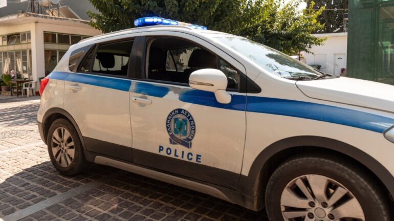 Plagosën me armë të riun në këmbë  vetëdorëzohet një prej autorëve  në kërkim i riu shqiptar në Greqi