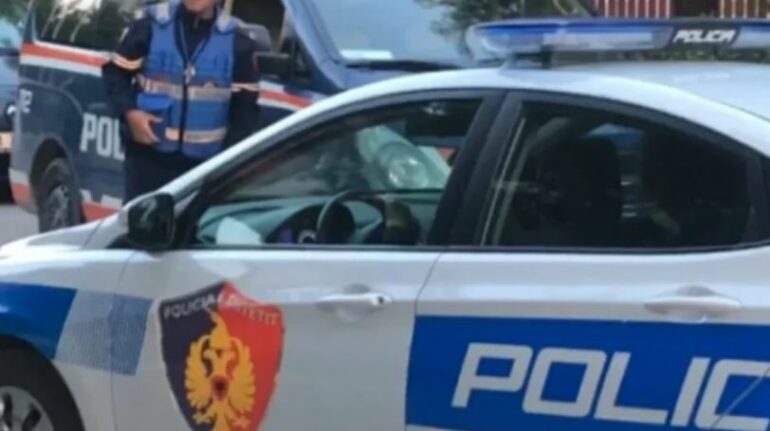 Me drogë dhe paketa cigaresh në makinë  dy të arrestuar në Durrës  dyshohet se grabitën një biznes  U zbuluan nga 