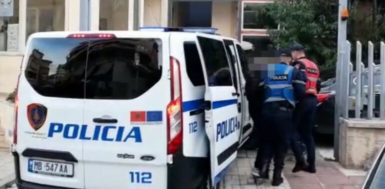 Plagosi me thikë 26 vjeçarin  shpallet në kërkim autori në Sarandë  EMRAT 