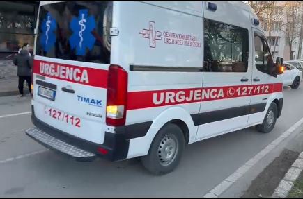 Përplasi me makinë të miturin që lëvizte me biçikletë në bulevard në Elbasan  në kërkim shoferi 18 vjeçar