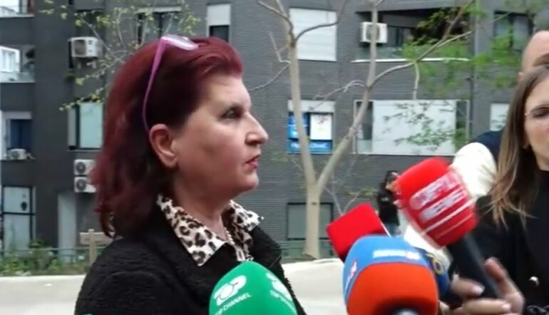  Jetonte vetëm  nuk kemi folur që dje pasdite   gruaja kërkon mikeshën e moshuar në pallatin e përfshirë nga flakët  Nuk e di çfarë i   