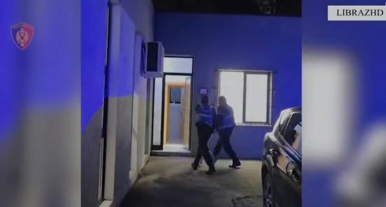 E kishte përndjekur prej 1 viti e gjysmë  i riu i dehur nuk ndalet  rrëmben me makinë 39 vjeçaren  Çfarë ndodhi në Librazhd