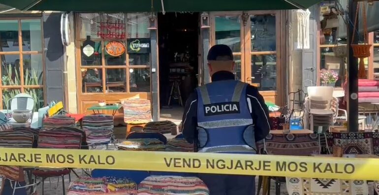 Plagosja në Korçë  Si nisi konflikti që degradoi në përdorimin e thikës  tavolinat në ambientet e jashtme të lokalit  përplasi  dy pronarët