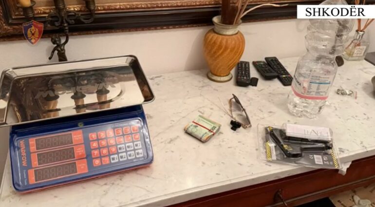 Ambienti i marrë me qira  fole laboratori  droge  sekuestrohet kokainë e kanabis në Shkodër  2 të rinj në pranga  i treti në kërkim