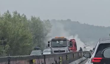 Incident në aksin Durrës Vorë  makina përfshihet nga flakët