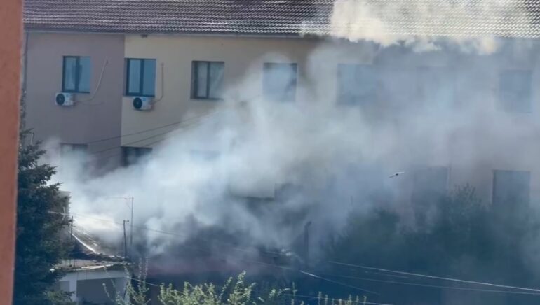 Përfshihet nga flakët banesa në Korçë  shpëton mrekullisht familja
