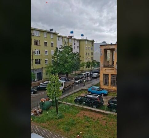 Digjet makina e parkuar në Kukës  e pësojnë dhe dy mjete ngjitur  Çfarë thotë policia