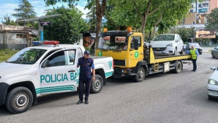 Elbasan  Policia Bashkiake aksion për zhvendosjen e automjeteve  të harruara  në rrugë  dërgohen në 