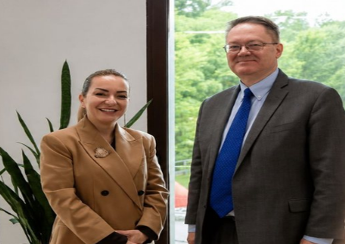 Ambasada Britanike promovon  Jet Bank   opozita ngre dyshime për licencimin e saj  A duhet të besojnë qytetarët 