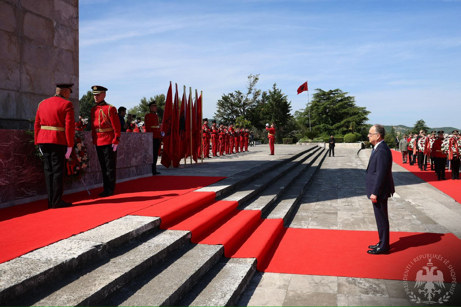 Presidenti Begaj  kreu sot homazhe në varrezat e Dëshmorëve të Kombit me rastin e 5 Majit  ditës së tyre  dhe vendosi një kurorë lulesh   