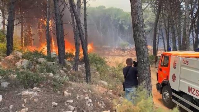 Zjarr në Ranën e Hedhur  flakët rrezikojnë bizneset në zonën turistike të Shëngjinit