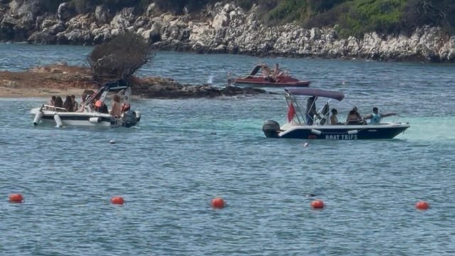 Skafi u afrohet pushuesve në Ksamil  drejtuesi i mjetit lundrues nuk i bindet as Policisë Kufitare