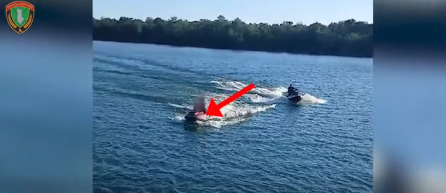 Rrezikoi pushuesit me  Jet Ski  në bregdetin e Velipojës  Policia Kufitare shoqëron drejtuesin dhe i bllokon mjetin