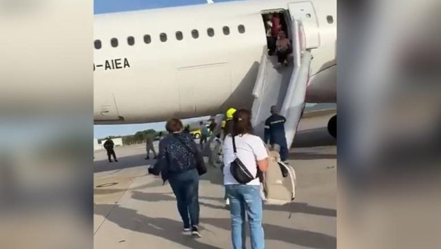 Panik në aeroportin e Athinës  Probleme në motor  avioni bën ulje emergjente
