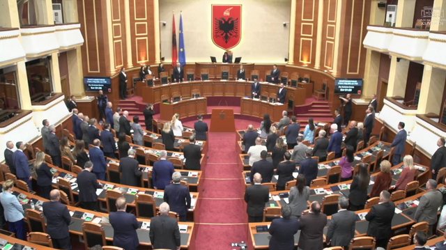 Nis Kuvendi  mbahet 1 minutë heshtje për dy fëmijët e mitur që humbën jetën në aksidentin tragjik në Durrës