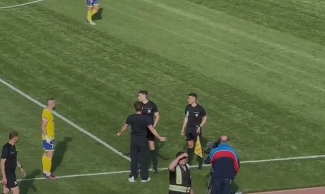 Skandali në Superiore  pas rrahjes mes tizofëve  goditet edhe gjyqtari i ndeshjes Elbasani Tirana  VIDEO 